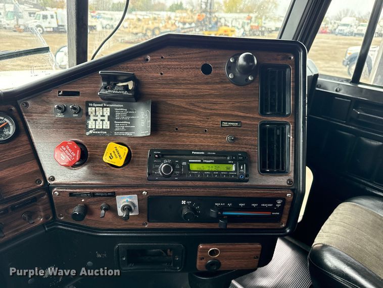 image for item EG1778 2000 Freightliner Conventional semi truck