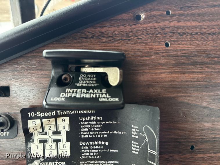 image for item EG1778 2000 Freightliner Conventional semi truck