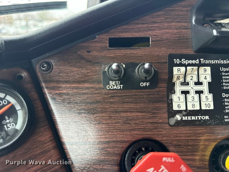 image for item EG1778 2000 Freightliner Conventional semi truck