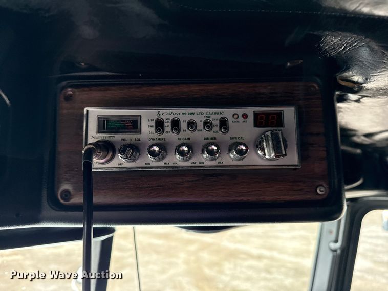 image for item EG1778 2000 Freightliner Conventional semi truck