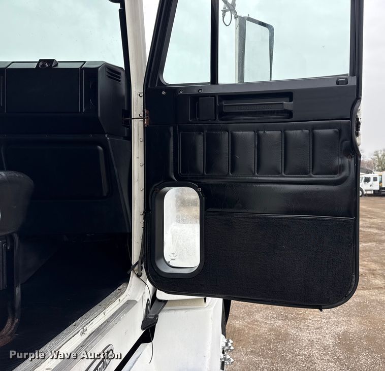 image for item EG1778 2000 Freightliner Conventional semi truck