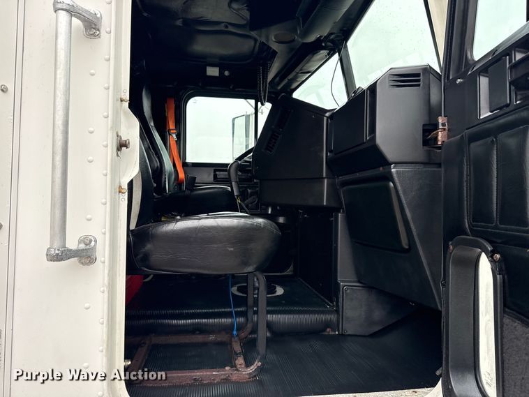 image for item EG1778 2000 Freightliner Conventional semi truck