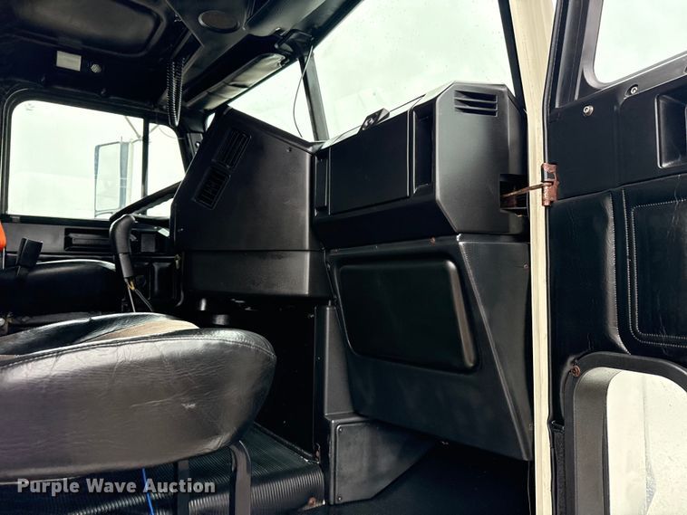 image for item EG1778 2000 Freightliner Conventional semi truck