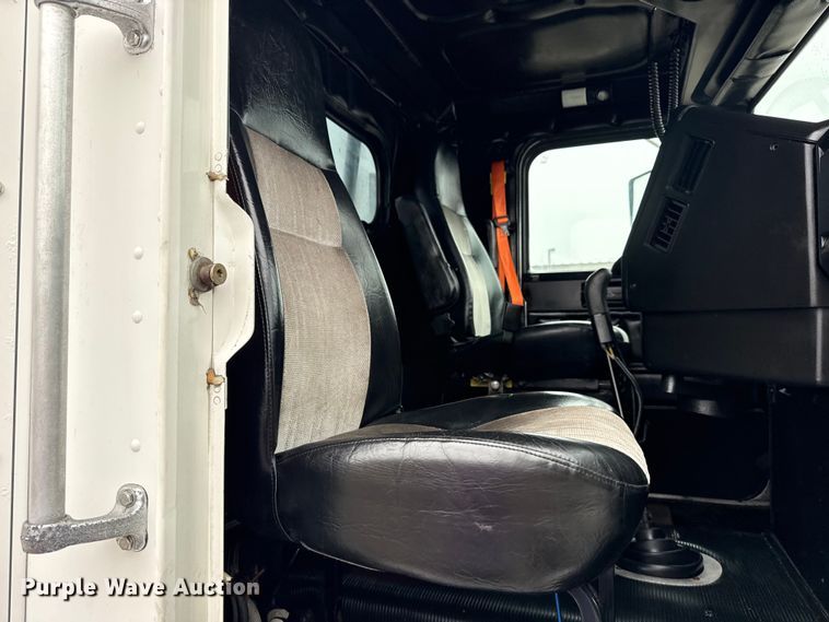 image for item EG1778 2000 Freightliner Conventional semi truck