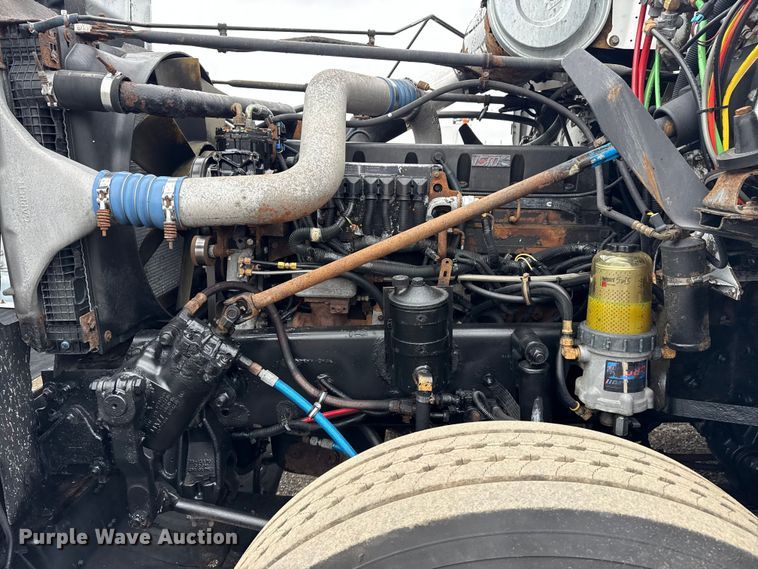 image for item EG1778 2000 Freightliner Conventional semi truck