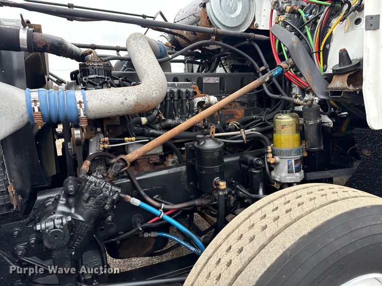 image for item EG1778 2000 Freightliner Conventional semi truck