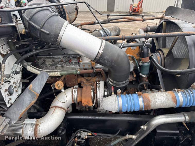 image for item EG1778 2000 Freightliner Conventional semi truck