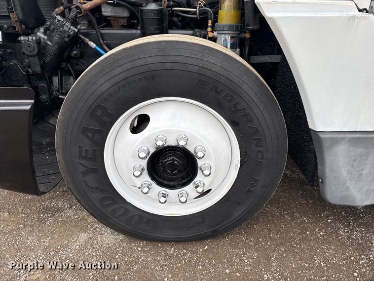 image for item EG1778 2000 Freightliner Conventional semi truck