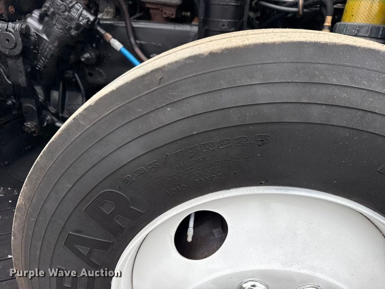 image for item EG1778 2000 Freightliner Conventional semi truck