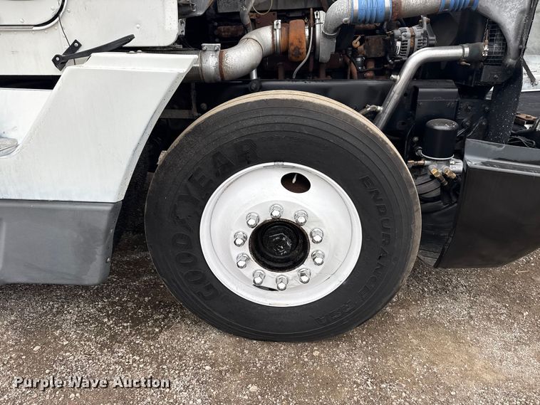 image for item EG1778 2000 Freightliner Conventional semi truck