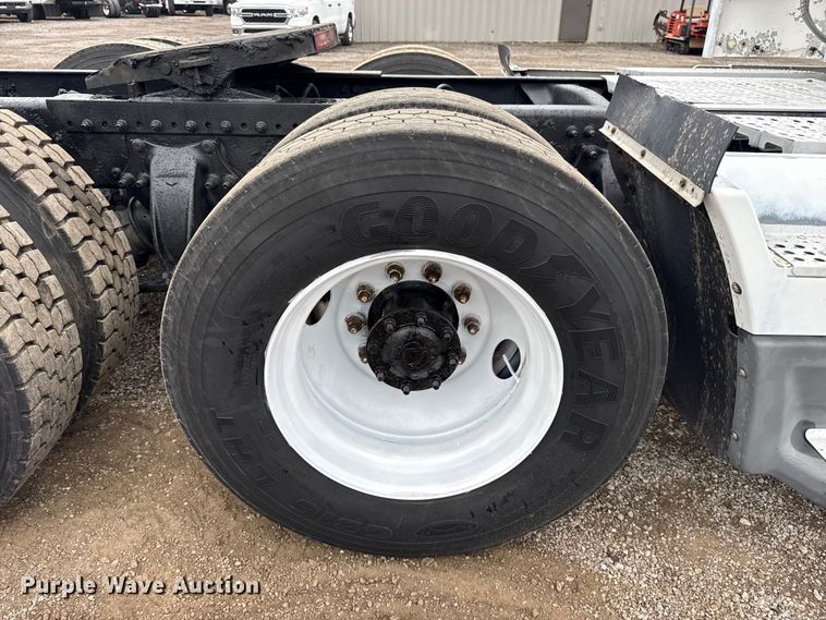 image for item EG1778 2000 Freightliner Conventional semi truck