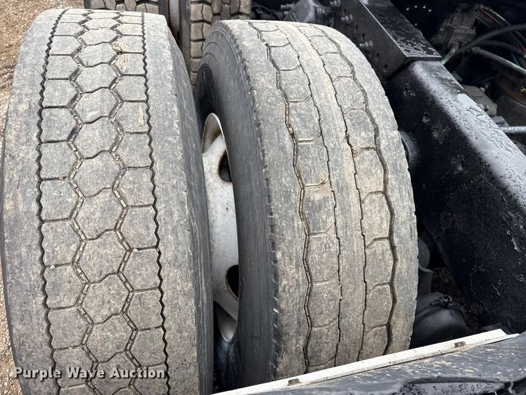 image for item EG1778 2000 Freightliner Conventional semi truck