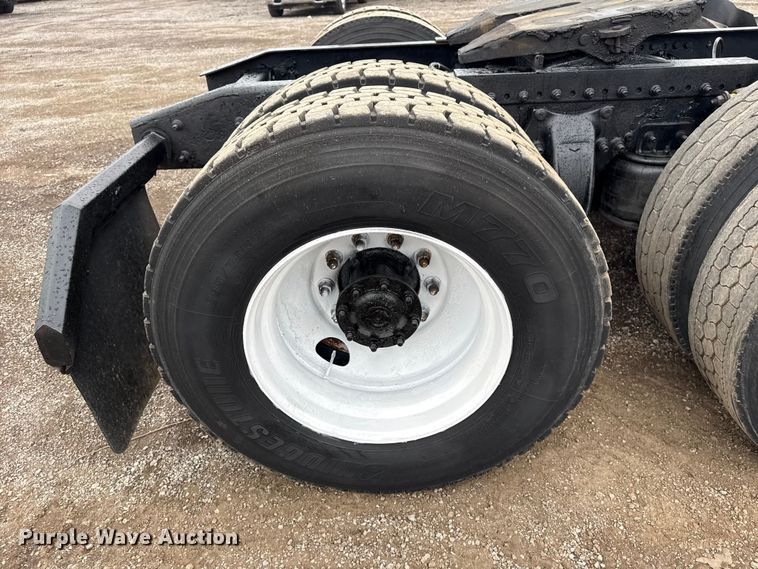 image for item EG1778 2000 Freightliner Conventional semi truck