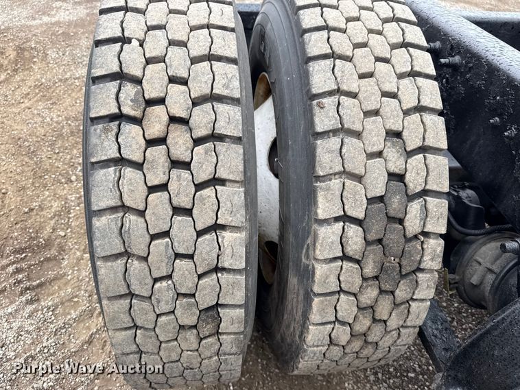 image for item EG1778 2000 Freightliner Conventional semi truck