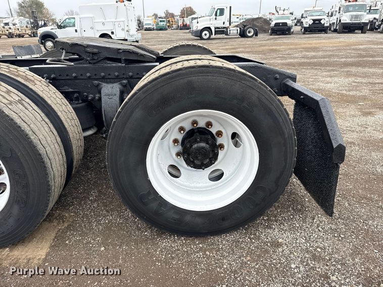 image for item EG1778 2000 Freightliner Conventional semi truck