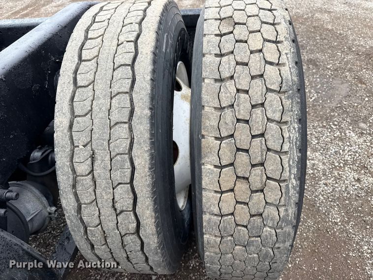 image for item EG1778 2000 Freightliner Conventional semi truck