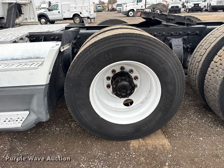 image for item EG1778 2000 Freightliner Conventional semi truck