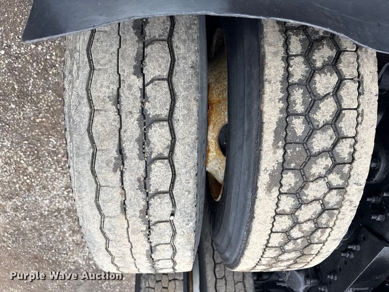 image for item EG1778 2000 Freightliner Conventional semi truck