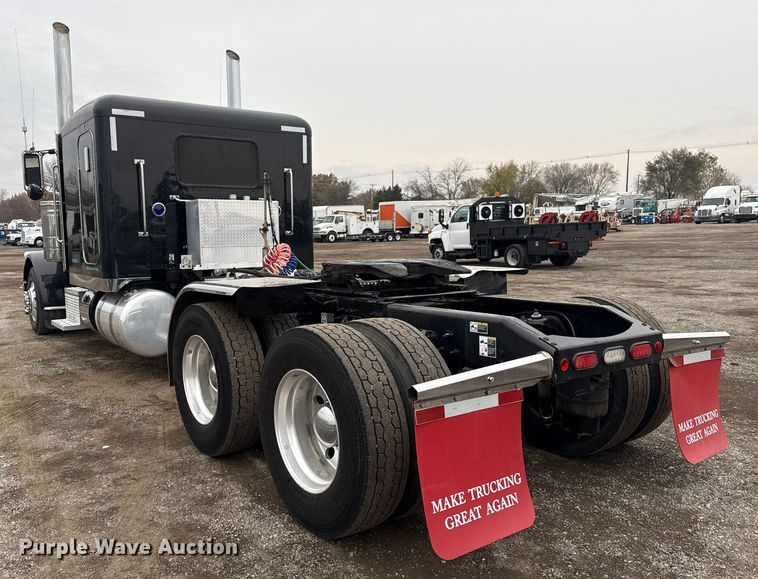 image for item EG1782 2019 Peterbilt 389 semi truck