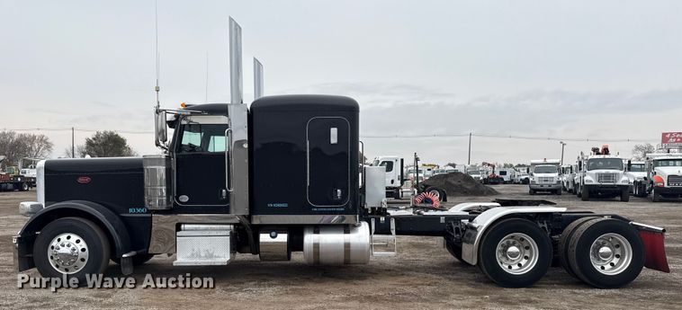 image for item EG1782 2019 Peterbilt 389 semi truck