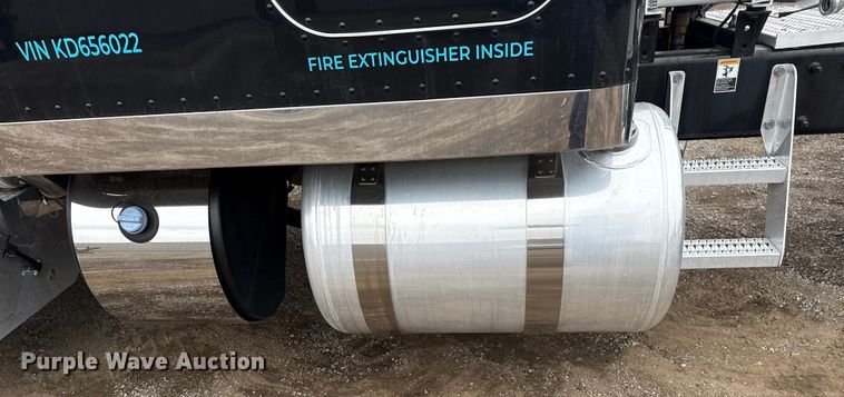 image for item EG1782 2019 Peterbilt 389 semi truck