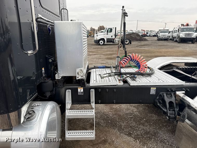 image for item EG1782 2019 Peterbilt 389 semi truck