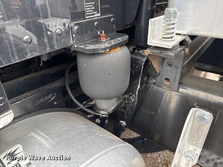 image for item EG1782 2019 Peterbilt 389 semi truck