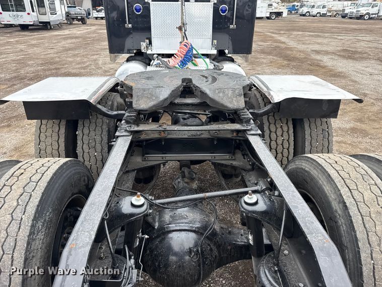 image for item EG1782 2019 Peterbilt 389 semi truck