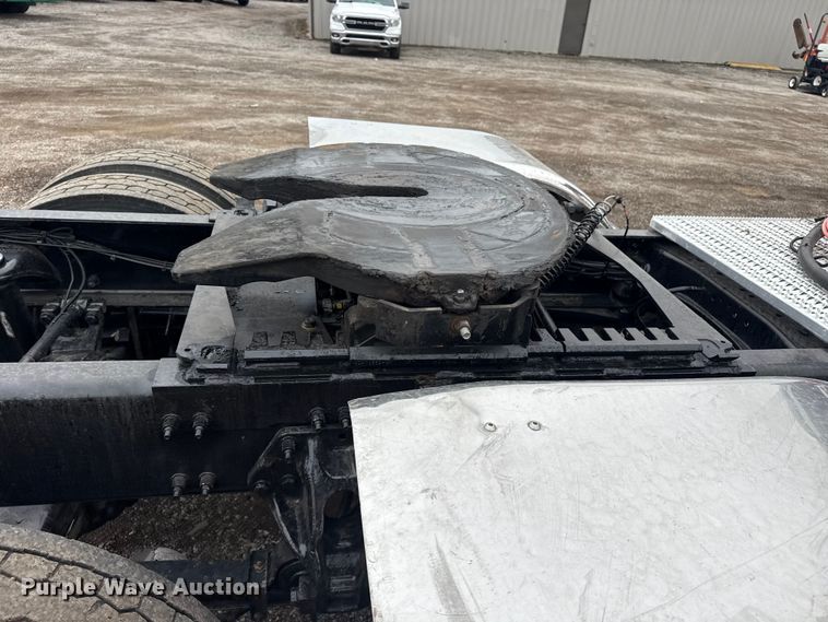 image for item EG1782 2019 Peterbilt 389 semi truck