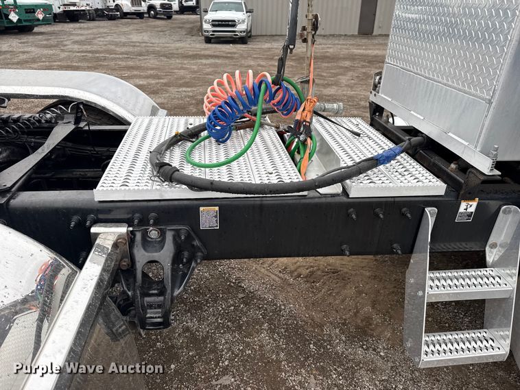 image for item EG1782 2019 Peterbilt 389 semi truck