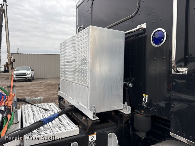 image for item EG1782 2019 Peterbilt 389 semi truck