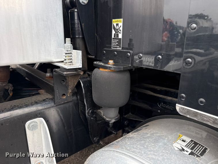image for item EG1782 2019 Peterbilt 389 semi truck