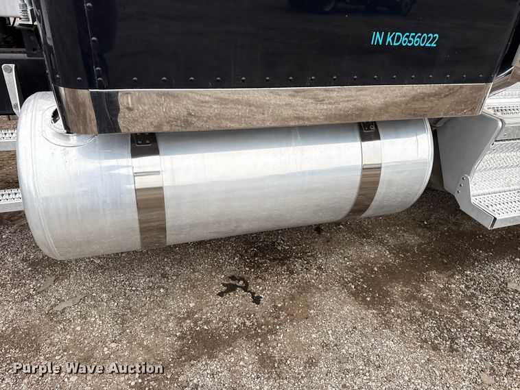 image for item EG1782 2019 Peterbilt 389 semi truck