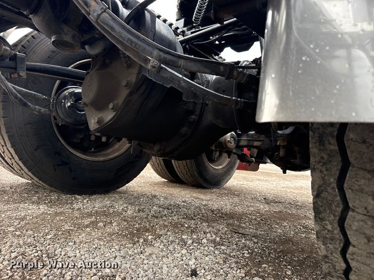 image for item EG1782 2019 Peterbilt 389 semi truck