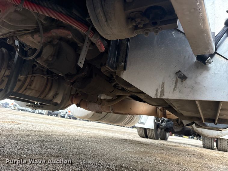 image for item EG1782 2019 Peterbilt 389 semi truck