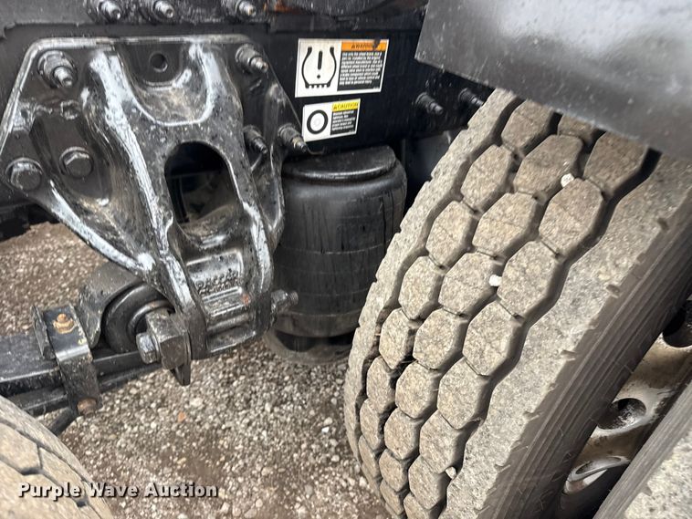 image for item EG1782 2019 Peterbilt 389 semi truck