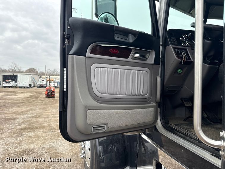 image for item EG1782 2019 Peterbilt 389 semi truck