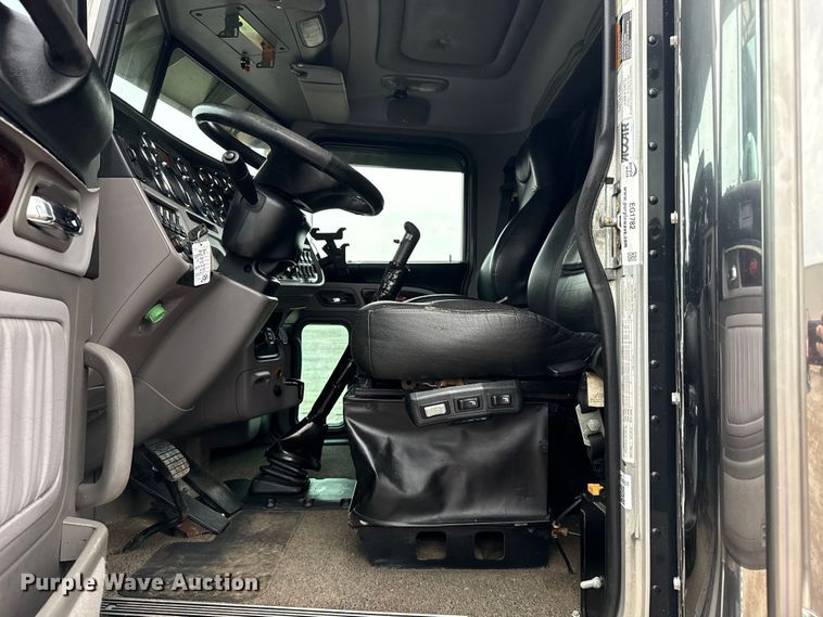 image for item EG1782 2019 Peterbilt 389 semi truck