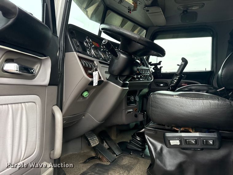 image for item EG1782 2019 Peterbilt 389 semi truck