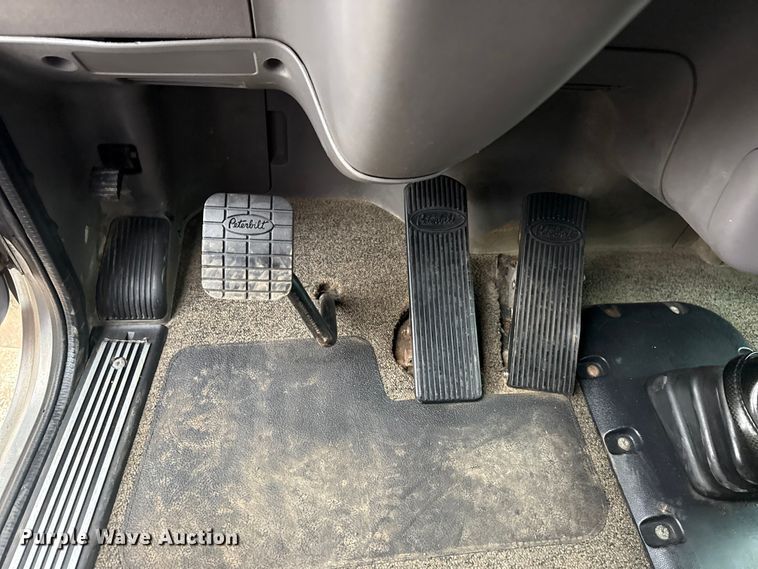 image for item EG1782 2019 Peterbilt 389 semi truck