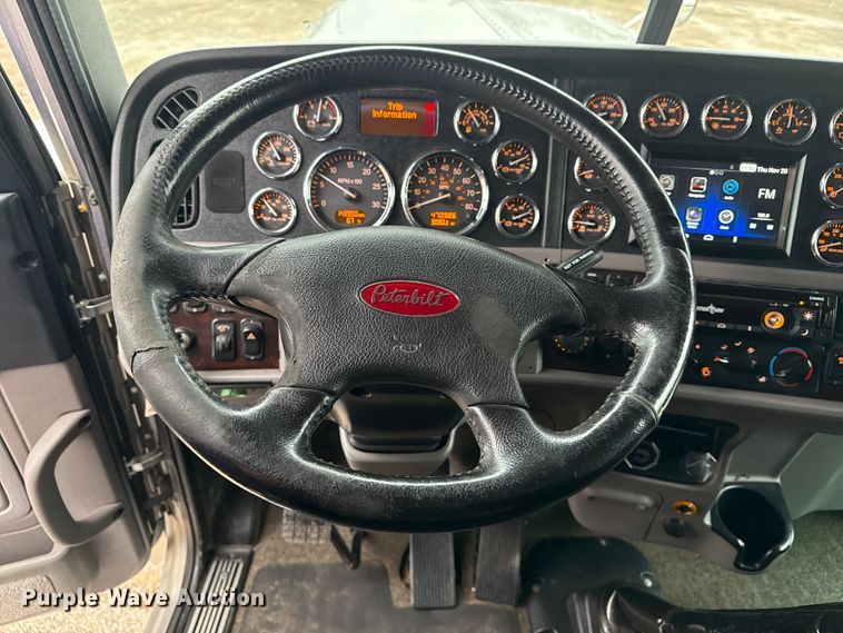 image for item EG1782 2019 Peterbilt 389 semi truck