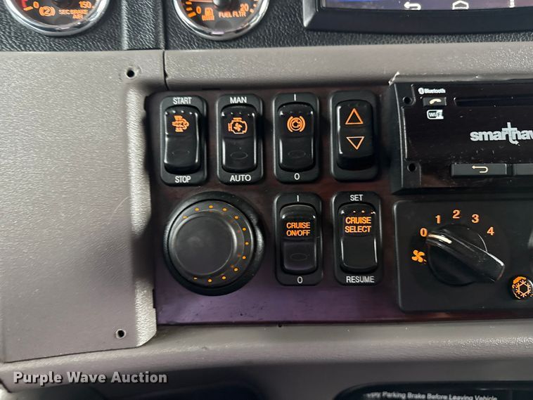 image for item EG1782 2019 Peterbilt 389 semi truck