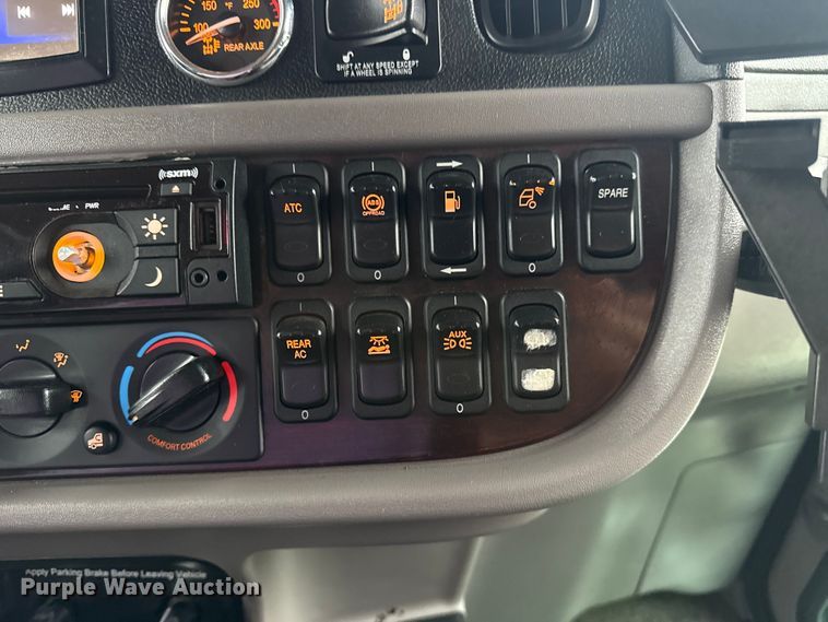 image for item EG1782 2019 Peterbilt 389 semi truck