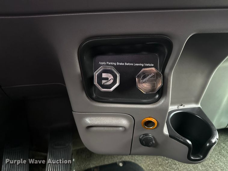 image for item EG1782 2019 Peterbilt 389 semi truck