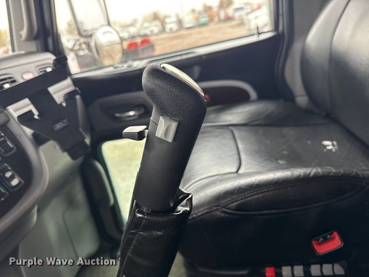 image for item EG1782 2019 Peterbilt 389 semi truck