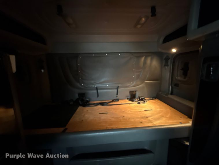 image for item EG1782 2019 Peterbilt 389 semi truck