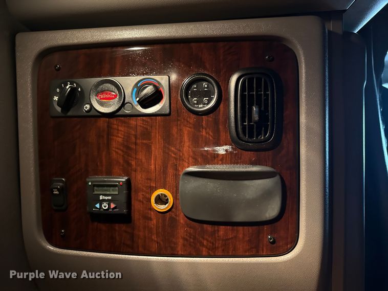 image for item EG1782 2019 Peterbilt 389 semi truck