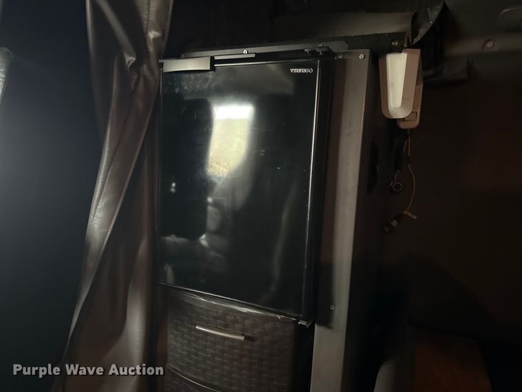 image for item EG1782 2019 Peterbilt 389 semi truck