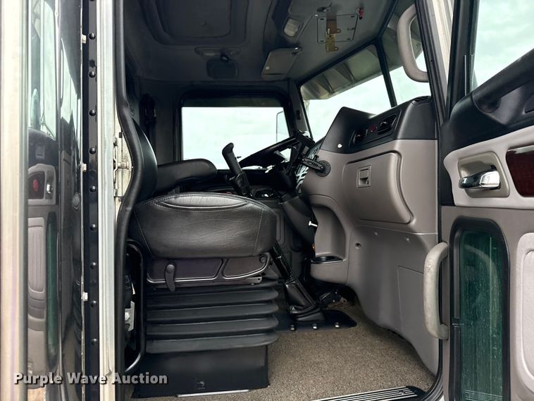 image for item EG1782 2019 Peterbilt 389 semi truck