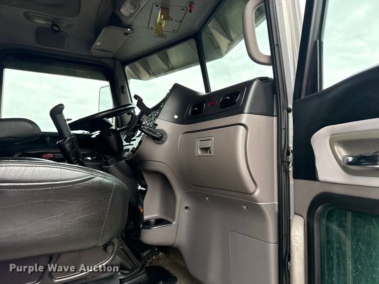 image for item EG1782 2019 Peterbilt 389 semi truck